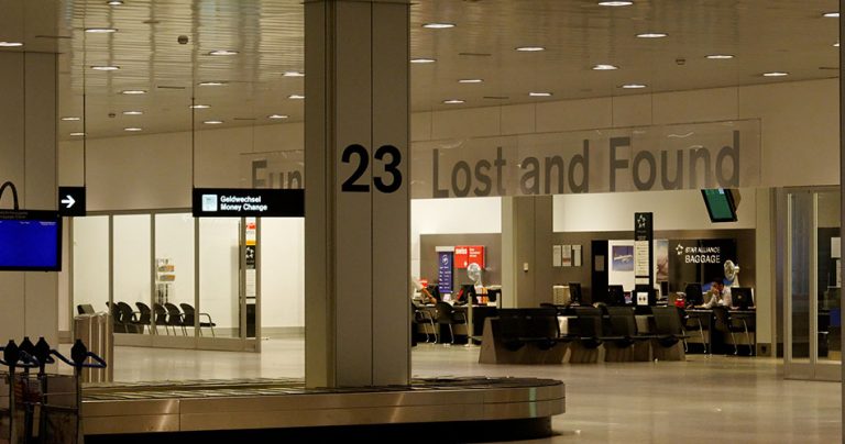 Bureau des bagages perdus dans un aéroport