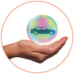 Main avec une bulle et une voiture à l'intérieur