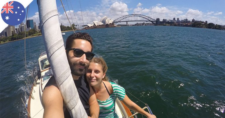 Photo d'Aurélie et Romain sur un bateau à Sydney. Interview Expat French Radar.