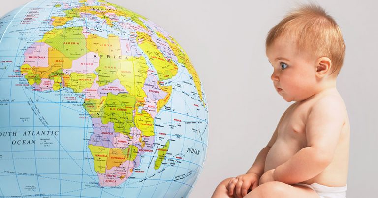 Bébé regardant un globe terrestre
