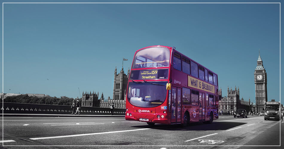 Bus rouge sur un pont à Londres