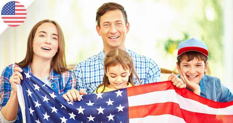 Famille américaine avec le drapeau du pays