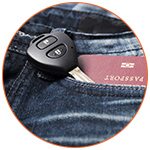 Passeport et clé de voiture dans la poche d'un jean's - French Radar