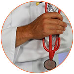 Docteur, médecin en blouse blanche avec stéthoscope rouge à la main