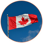 Drapeau canadien qui flotte sur un ciel bleu