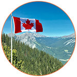 Le drapeau canadien flottant avec les montagnes en arrière plan