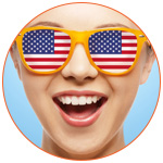 Zoom sur le visage d'une jeune femme avec des lunettes drapeau américain