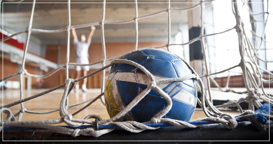 Filet d'un terrain de handball avec balle