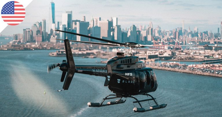Helicoptère noir de la compagnie Fly Blade survolant New York