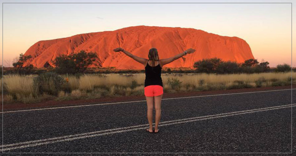 Jeune expatriée française devant Uluru en Australie