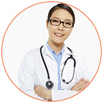 Jeune femme docteur d'origine asiatique avec un stethoscope