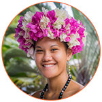 Jeune tahitienne souriante avec fleurs dans les cheveux