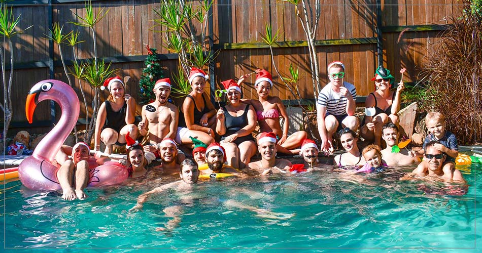 Groupe de jeunes expatriés dans la piscine en Australie avec My Little France