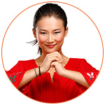 Jolie jeune femme asiatique souriante vêtue de rouge
