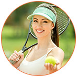 Jolie joueuse de tennis souriante