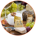 Plateau de fromages français avec verres de vin et raisins