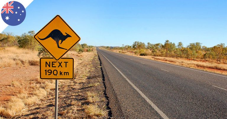 Photo d'une route australienne avec un panneau kangourou