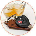 Verre d'alcool brisé avec clés de voiture