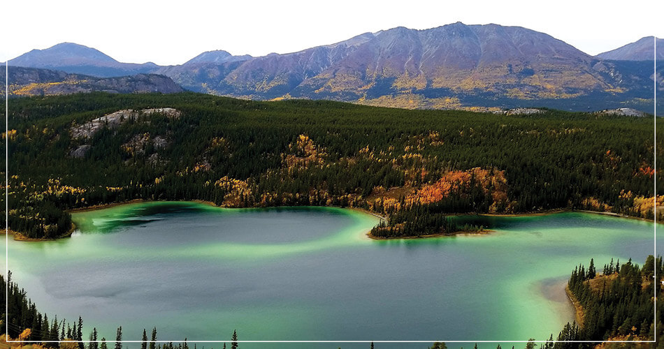 Splendide vue panoramique du Lac : Emerald lake (Yukon - Canada)
