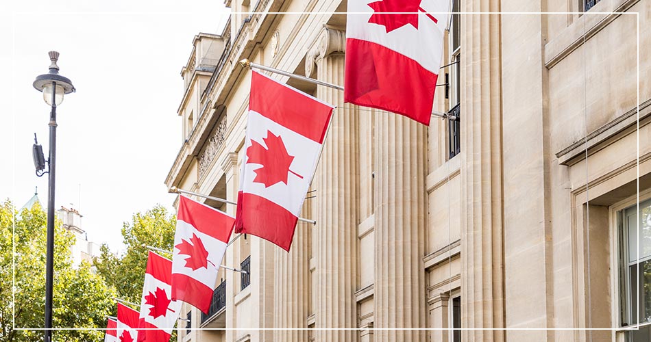 Facade d'un bâtiment canadien avec les drapeaux du pays
