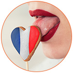 Bouche de femme qui tire la langue pour goûter une gateau en forme de coeur aux couleurs du drapeau français