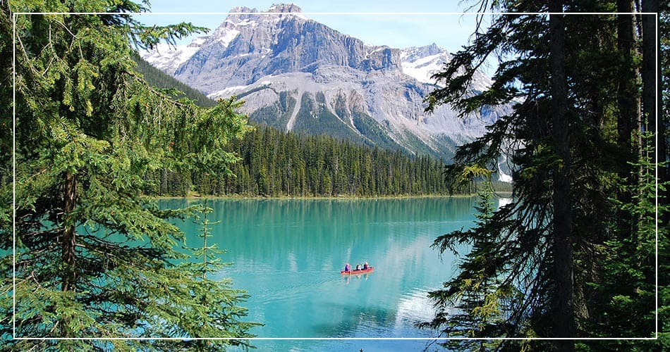 Montagnes et lac au Canada