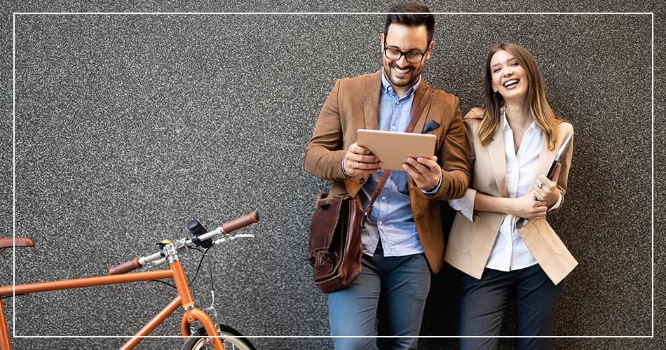 Couple souriant qui achète un vélo via petite annonce en ligne