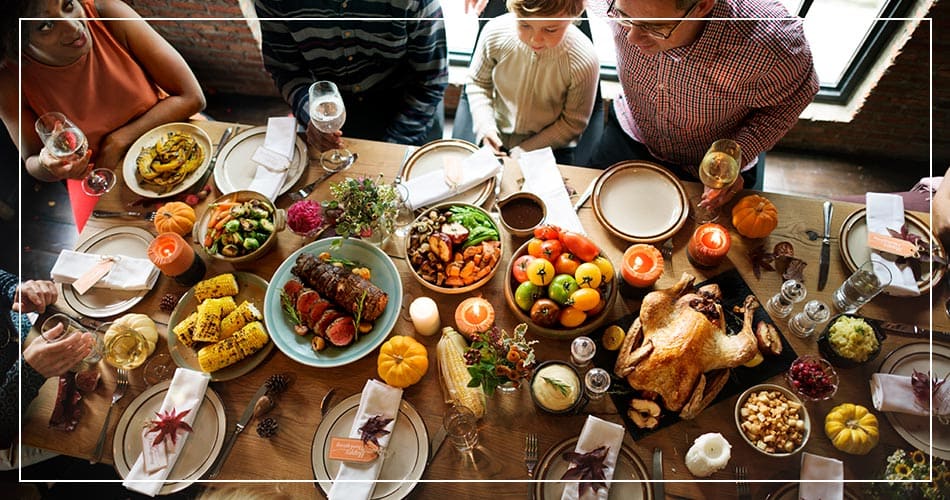 Thanksgiving - Table avec les plats pour célébrer l'évènement
