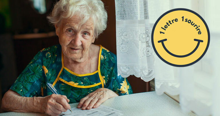 Femme âgée qui écrit une lettre