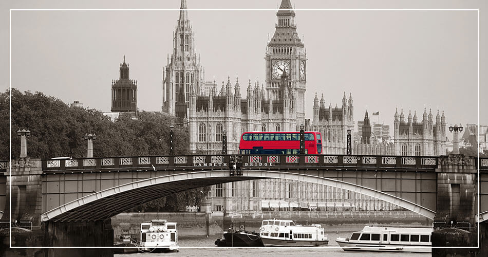 Bus rouge de Londres en Angleterre qui traverse un pont