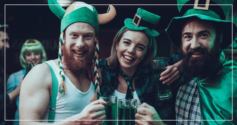 Fête de la Saint-Patrick avec des costumes verts et de la bière verte