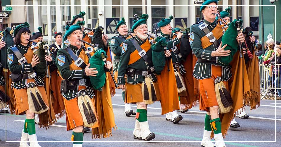 Musiciens à la parade de la Saint-Patrick, avec des bagpipes 