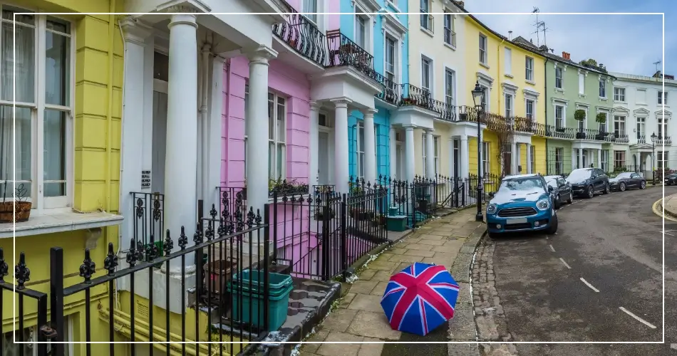Rue londonienne avec des maisons colorées victoriennes