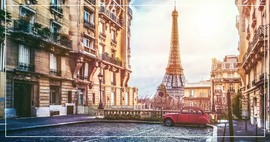 Voiture 2CV à Paris avec une vue sur la tour Eiffel